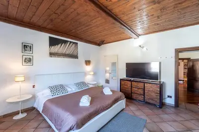 TV o dispositivi per l'intrattenimento presso Tora Florence Apartment - Room rent