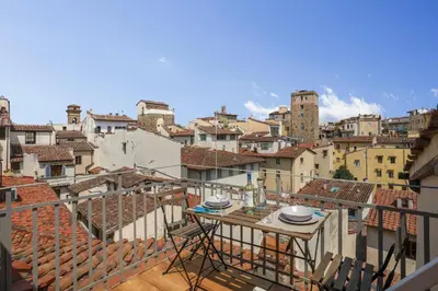 Vista generica su Firenze o vista sulla città dall'interno dell'appartamento