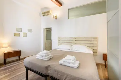 Letto o letti in una camera di Artist's Refuge by Mmega