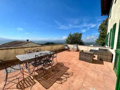 Vista generica sulle montagne o vista sulle montagne dall'interno della villa