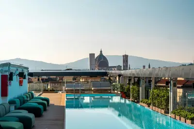 Vista generica sulle montagne o vista sulle montagne dall'interno dell'hotel