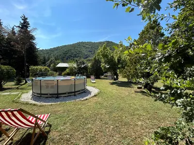 Vista generica sulle montagne o vista sulle montagne dall'interno dell'appartamento