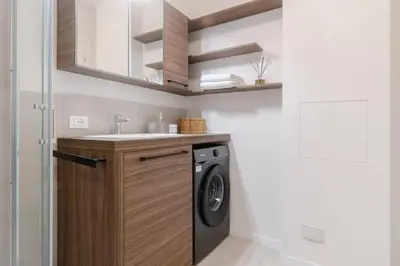 Cucina o angolo cottura di Bright & Modern 4 bedrooms Apartment in Center