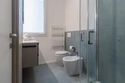 Bagno di Bright & Modern 4 bedrooms Apartment in Center