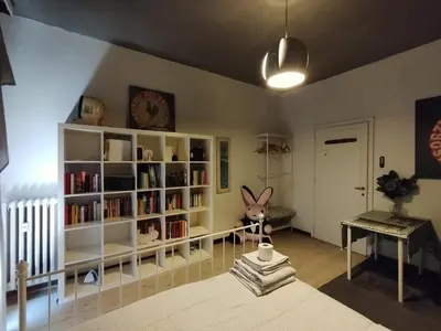 Biblioteca nella stanza in casa privata