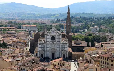 Vista generica sulle montagne o vista sulle montagne dall'interno dell'appartamento