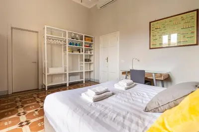 Letto o letti in una camera di Camere con bagno privato in Villa con giardino