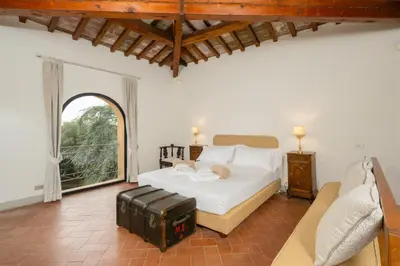 Letto o letti in una camera di A Divine Vista - Frescoed Chianti Villa with Pool