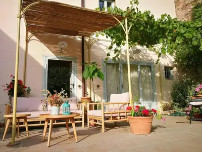 Patio o area all'aperto di Sustainable Farmhouse In The Tuscan Countryside