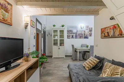 TV o dispositivi per l'intrattenimento presso Charming retreat with private outdoor near Santa Croce