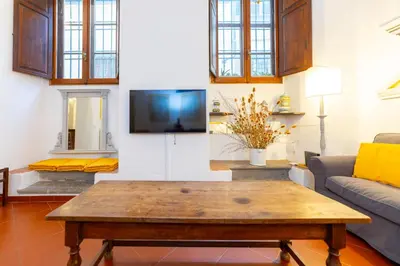 TV o dispositivi per l'intrattenimento presso Charming Historic Apartment with Modern Comfort in the Heart of Florence