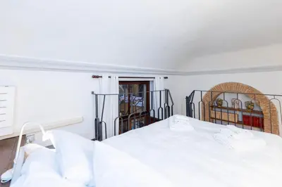 Letto o letti in una camera di Charming Historic Apartment with Modern Comfort in the Heart of Florence