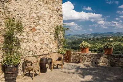 Vista generica sulle montagne o vista sulle montagne dall'interno della casa vacanze