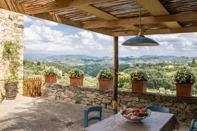 Vista generica sulle montagne o vista sulle montagne dall'interno della casa vacanze