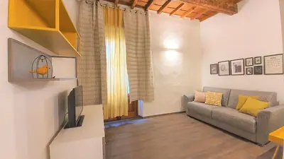 Area soggiorno di Elegant Yellow Apartment In San Gallo Firenze