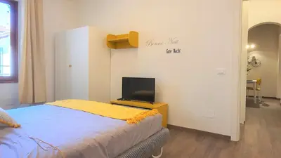 Letto o letti in una camera di Elegant Yellow Apartment In San Gallo Firenze