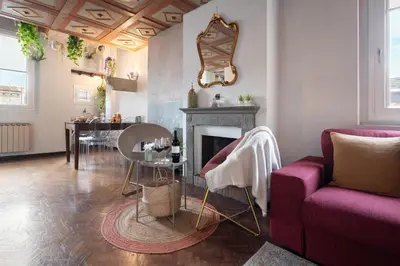 Area soggiorno di Via Lamberti, 3 - Florence Charming Apartments - Charming and historic 5th-floor attic apartment with elevator in a building at the heart of vibrant Florence, just a 2-minute walk from all attractions