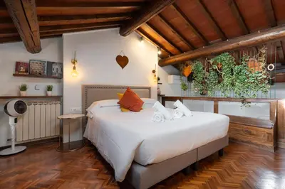 Letto o letti in una camera di Via Lamberti, 3 - Florence Charming Apartments - Charming and historic 5th-floor attic apartment with elevator in a building at the heart of vibrant Florence, just a 2-minute walk from all attractions