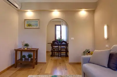 Area soggiorno di Woodie Apartment by Mamo Florence