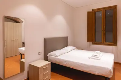Letto o letti in una camera di Cozy and Charmin 3BR Apartment Steps By Duomo