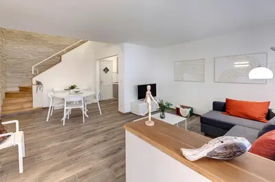 Area soggiorno di Rachel Apartment by Mamo Florence